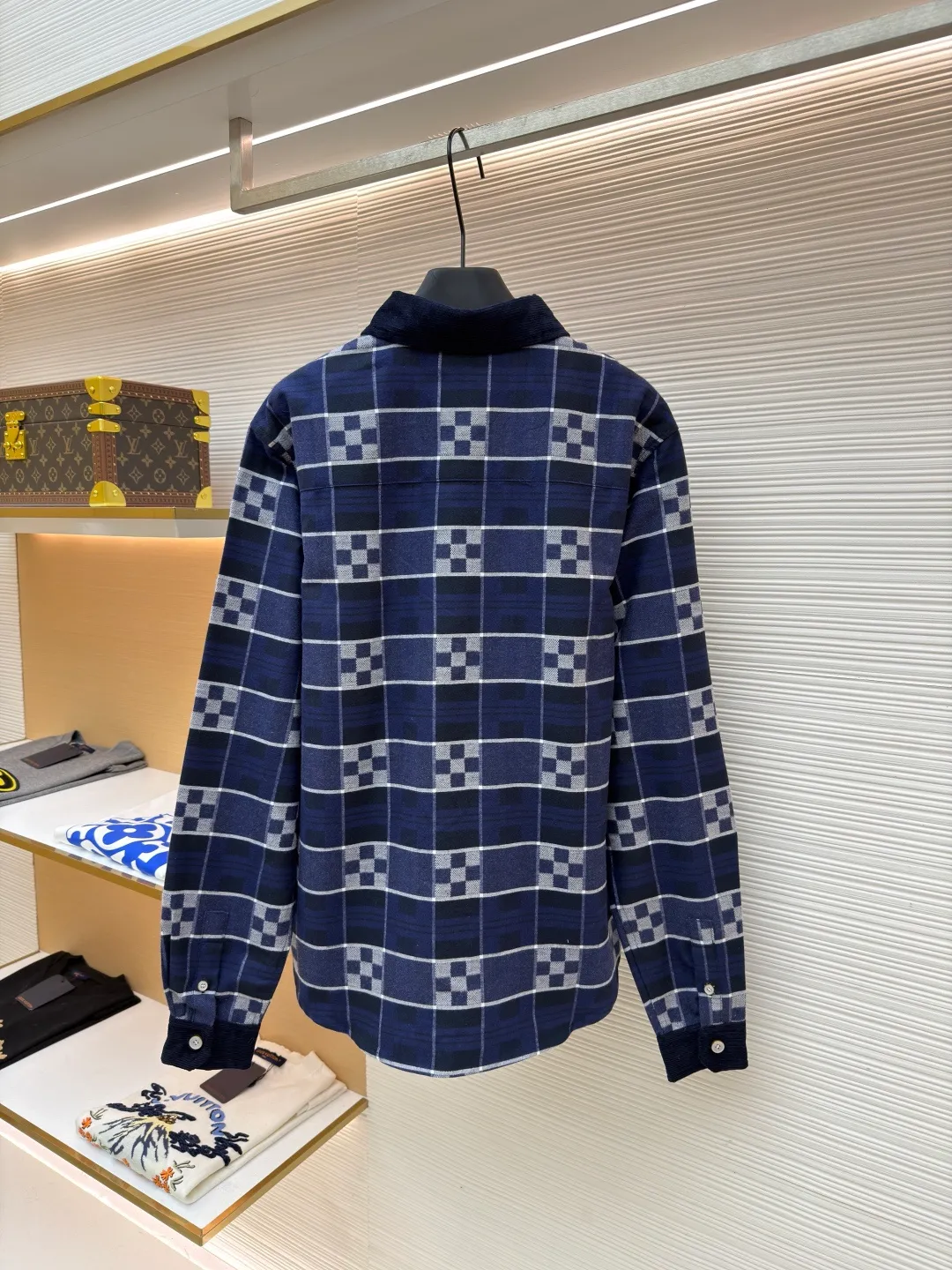 LOUIS VUITTON SKI ski series flannel checkerboard long-sleeved shirt ●Original version: purchased and developed by 14289 ●Item number: 1682075-B50 ●Fabric: flannel fabric ●Technology: printing production ●Color: blue ●Version: fitted version ●Weight: about 725 grams ●Size: S-M-L-XL ●Description: The checkered texture of dark and light navy blue and gray is woven through the yarn-dyed weaving process, in which the brand's classic Damier checkerboard element is embedded. The texture is clear and the color fastness is excellent. The body is spliced ​​with corduroy lapels and cuffs, the velvet strips are fine and full, and the high-temperature shaping process ensures stiffness. The placket uses natural mother-of-pearl buttons, which are hand-polished and polished to give it a warm texture; the leather plaque at the hem is made of first-layer calfskin, which is embossed and hot stamped to present the brand logo, and the edges are hand-oiled to be smooth and burr-free. The overall tailoring is shaped by three-dimensional cutting technology to create a fitted silhouette. The stitching line adopts double-needle overlocking technology, and every inch of stitches is evenly arranged. The embedded shoulder and side seams make the clothes more comfortable to wear. The exquisite clothing craftsmanship and brand ingenuity are fully demonstrated in the details.